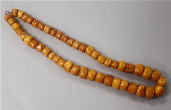 An amber bead necklace, 48cm.